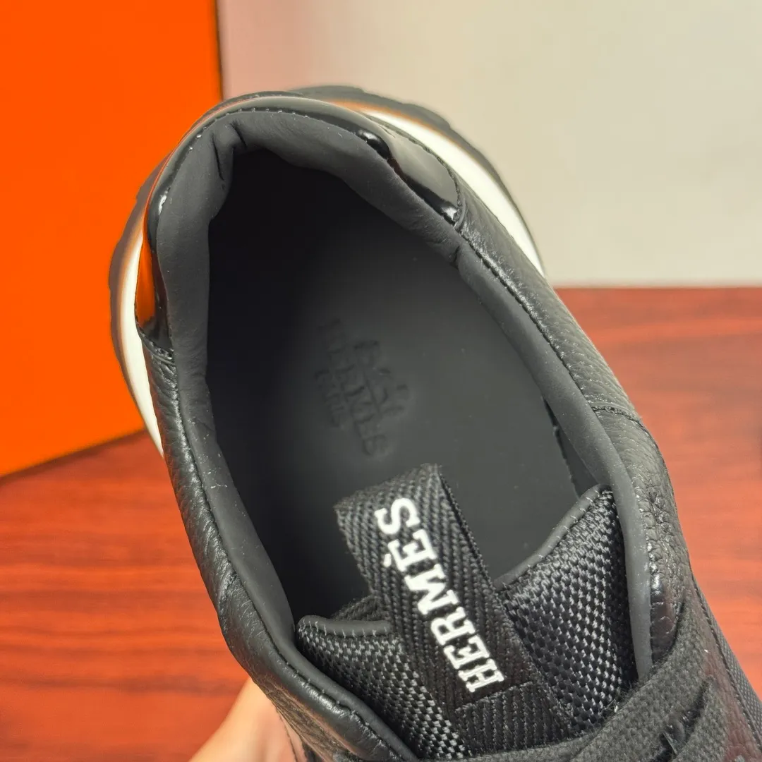 Batch 740 HERMES/Hermès men’s new sports shoes, rhythmic casual shoes: crafted with luxurious materials, luxurious walking experience! The upper is made of top-grade calfskin, with a fine texture like silk caressing the fingertips. The flexible texture is suitable for a variety of scenes; some shoes are integrated with breathable mesh, and the light breathing makes your steps refreshing at all times. The sole is made of high-elastic rubber composite material, and the carefully carved patterns give strong grip, making every step as stable as stepping on the clouds. At the same time, the cushioning and shock-absorbing technology is hidden in it, quietly eliminating the impact of the road. From urban commuting to outdoor walking, Hermès uses luxurious materials and craftsmanship to make every step a double luxury of texture and comfort, showing the brand's ultimate pursuit of details and quality in every inch. Size: 39-40-41-42-43-44 leather shoe size (38.45.46 can be customized) Item number: H25286 leather mesh black